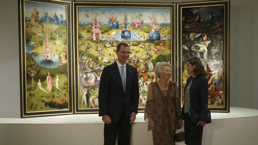 Los Reyes y Beatriz de Holanda posan, ayer, junto a una obra de El Bosco.