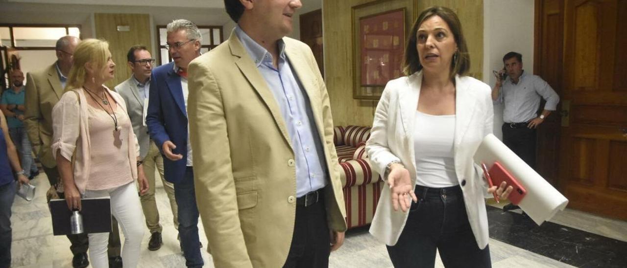 El alcalde de Córdoba, José María Bellido, habla con la portavoz socialista, Isabel Ambrosio.