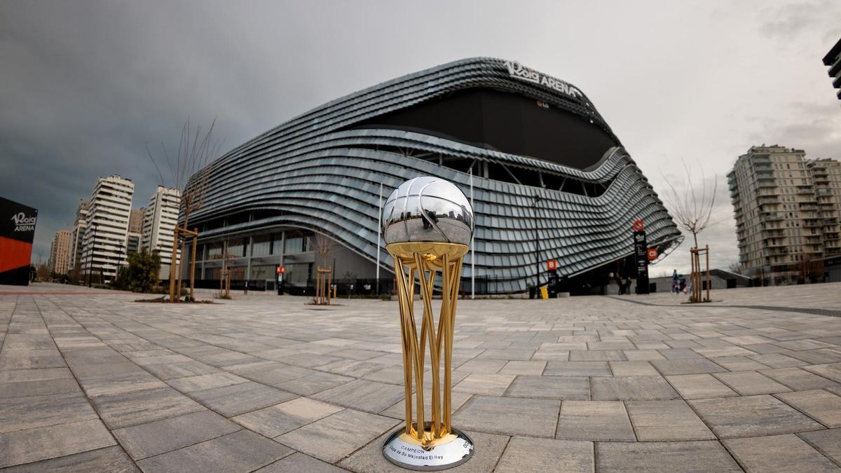 Trofeo de la Copa del Rey ACB, delante del Roig Arena de Valencia.