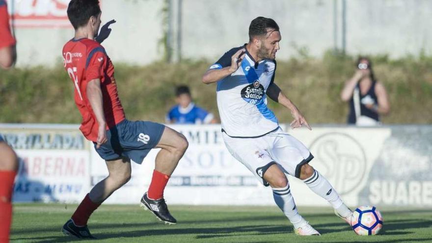 Lucas golpea el balón durante el amistoso de este verano en Negreira.