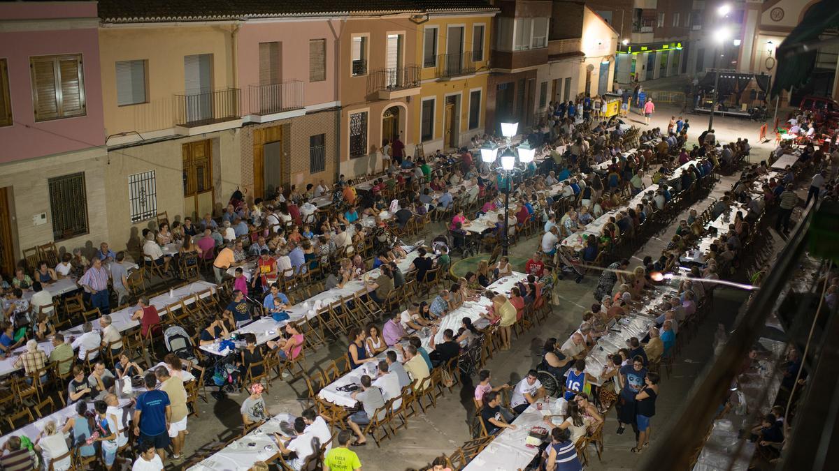 El sopar popular és sempre un dels actes més multitudinaris.