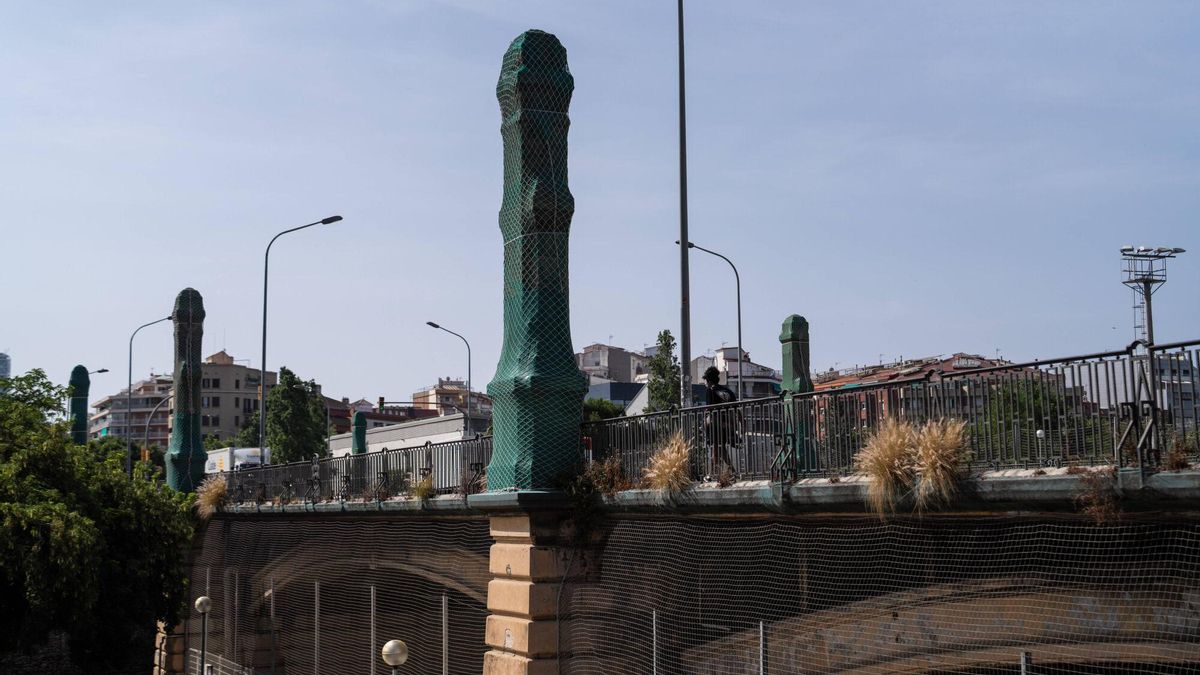 El Pont de Marina con las columnas protegidas con una malla.
