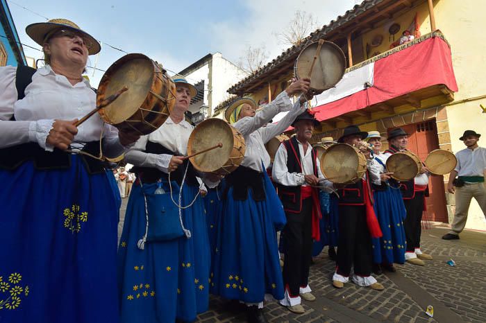 Carretas y grupos en la romería del Pino