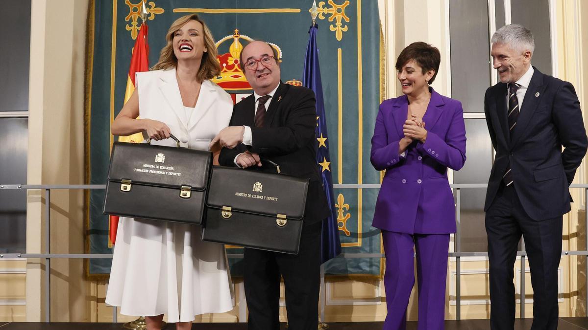 Pilar Alegría recibe la cartera del Ministerio de Deportes de manos del exministro,  Miquel Iceta, en presencia de los ministros Rodríguez y Marlaska.