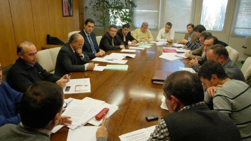 Alberto Castro, técnicos de la Junta y representantes sindicales durante la reunión de ayer sobre el lobo.