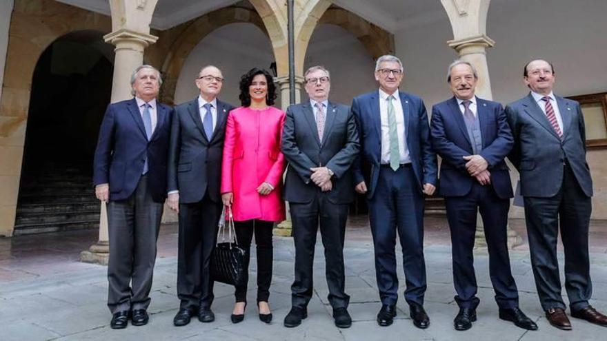 De izquierda a derecha, José Luis Álvarez-Sala, Alfonso López Muñiz, Cristina Valdés, Francisco del Busto, Santiago García Granda, Wenceslao López y Alejandro Braña, en el patio del Edificio Histórico de la Universidad de Oviedo.