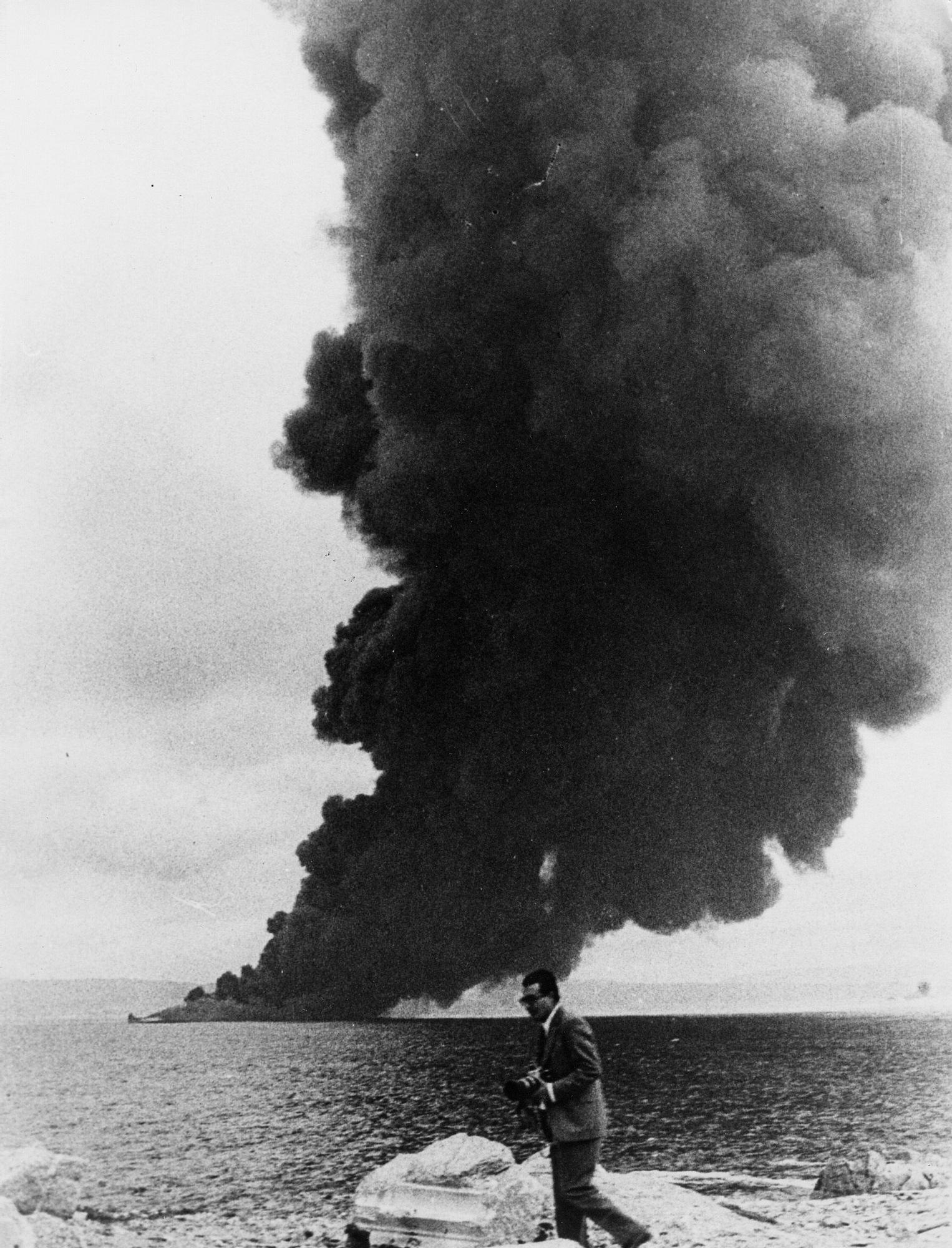 Intensa humareda del buque petrolero Urquiola encallado e incendiado en la entrada de la ría de A Coruña en 1976 LOC.jpg