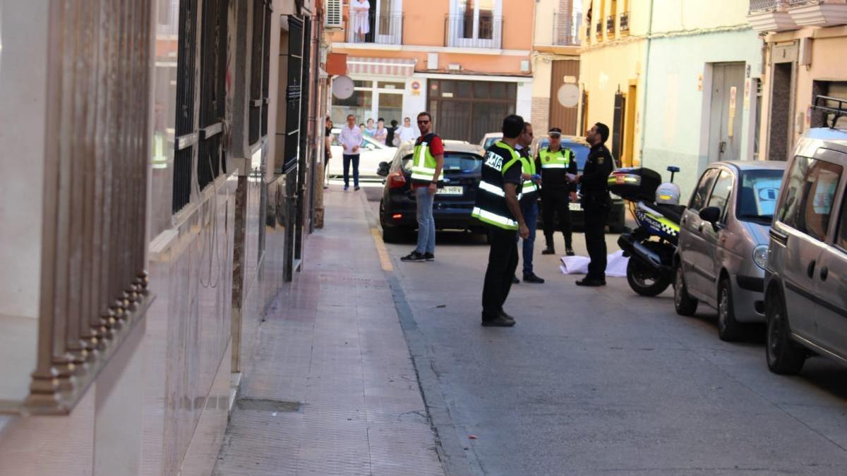 Fallece un hombre en Lucena al precipitarse de un tejado que estaba pintando