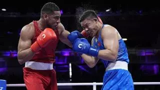 El boxeador Emmanuel Reyes resiste la tormenta del chino Xuezhen y luchará por las medallas