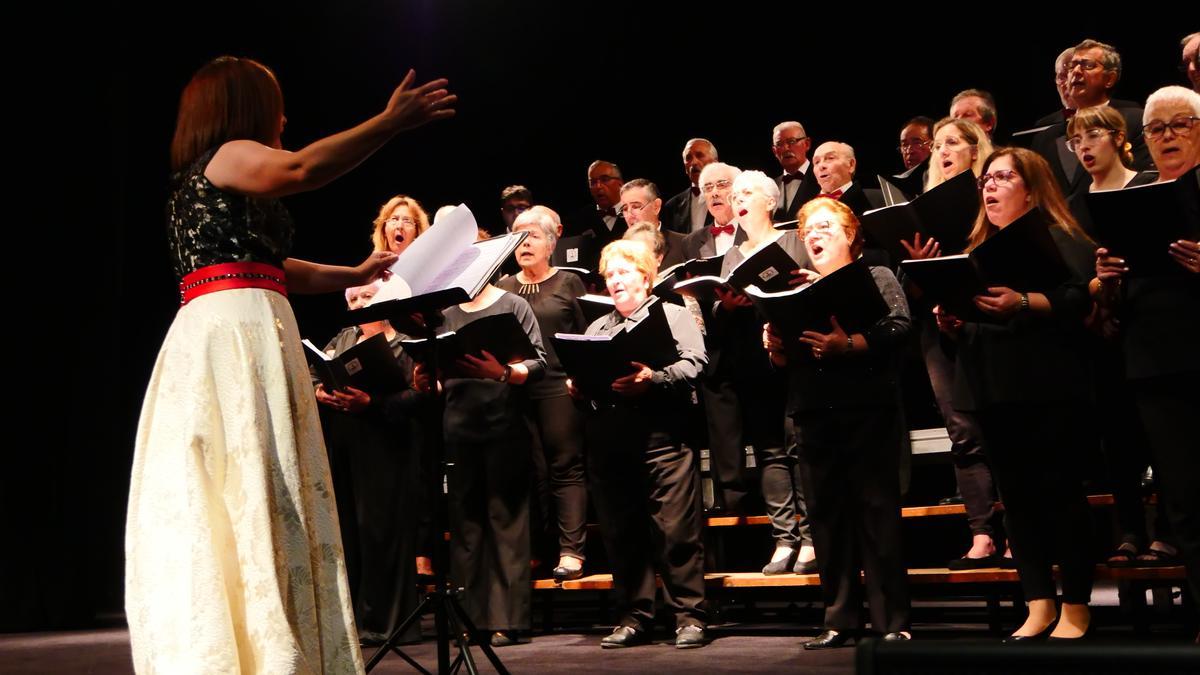 El concierto de habaneras ofrecido por la Coral Polifónica Confraría de Pescadores San Martiño.