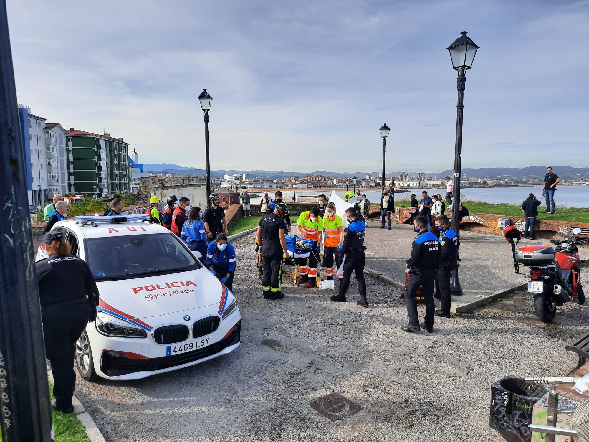 Rescatan con vida a una menor de 13 años que se precipitó desde el Cerro en Gijón