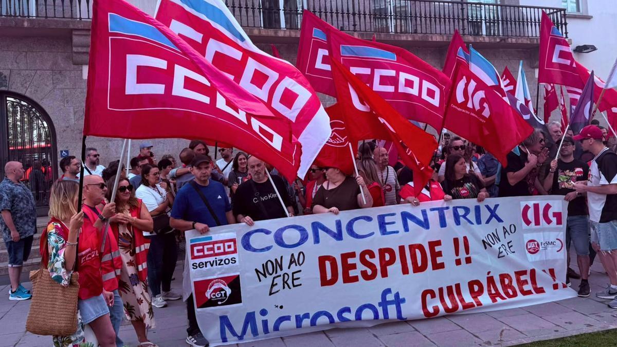 Concentración de trabajadores de Concentrix ante la Delegación del Gobierno en A Coruña.