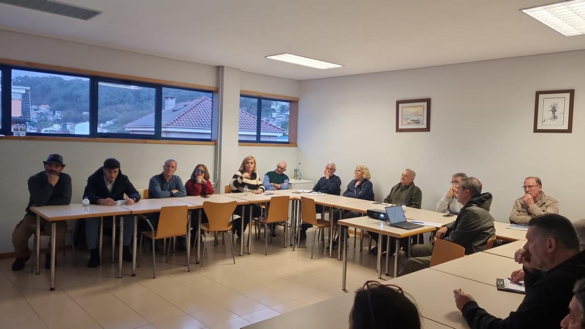 Reunión mantenida por el gobierno local con los colectivos de Chapela.