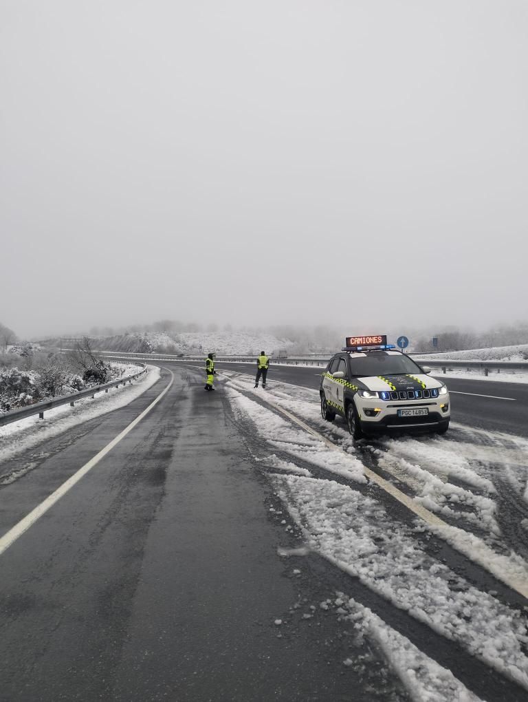 Las carreteras ourensanas se tiñen de blanco: riesgo en la A-52