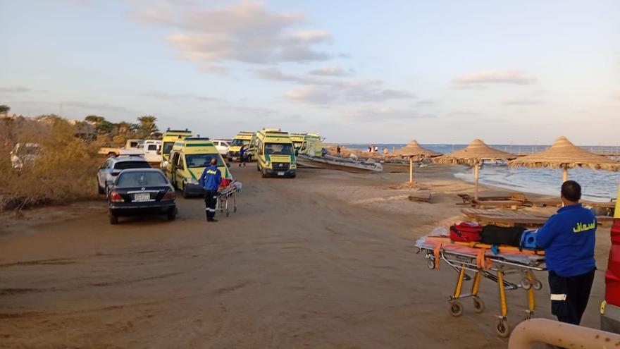 Rescatan a cinco españoles tras el naufragio de un yate turístico en Egipto