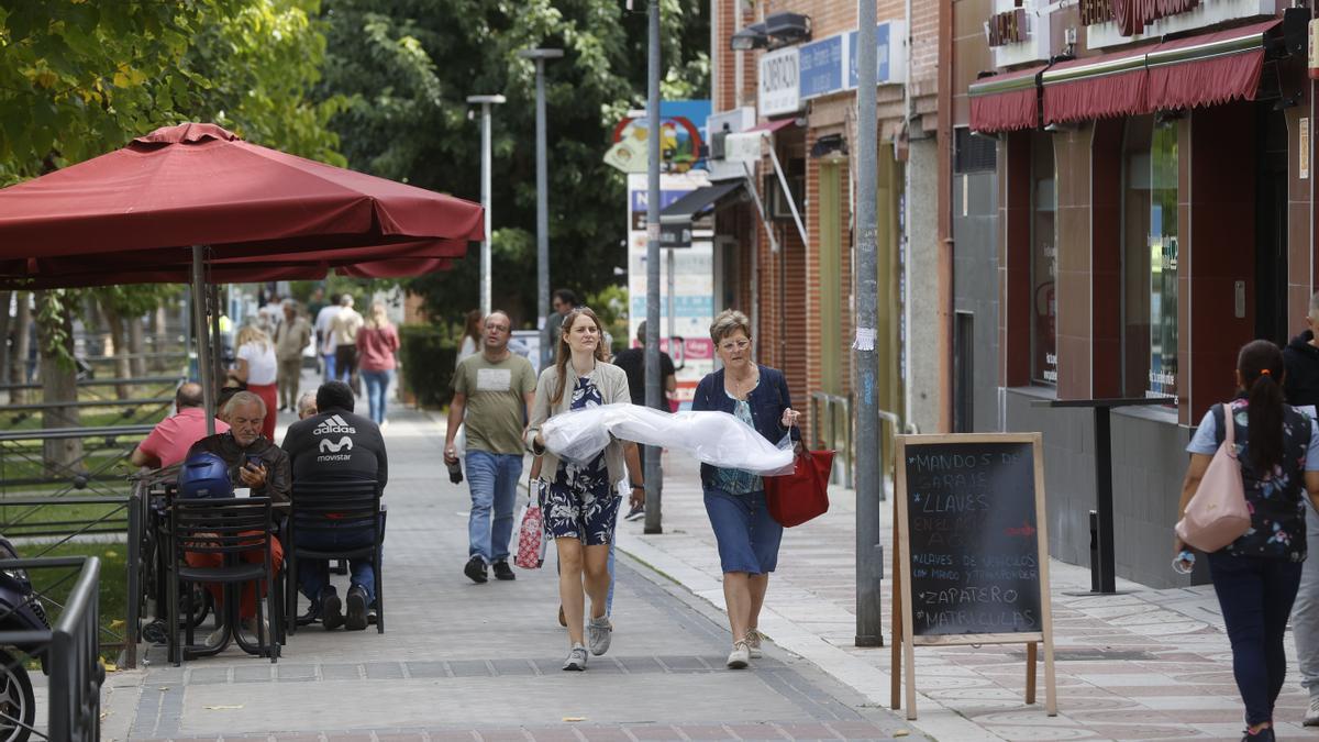 Varios transeúntes en una calle de Pozuelo de Alarcón (Madrid).