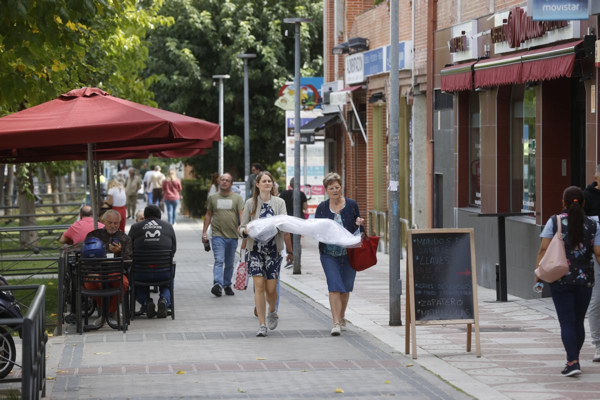 Varios transeúntes en una calle de Pozuelo de Alarcón (Madrid).