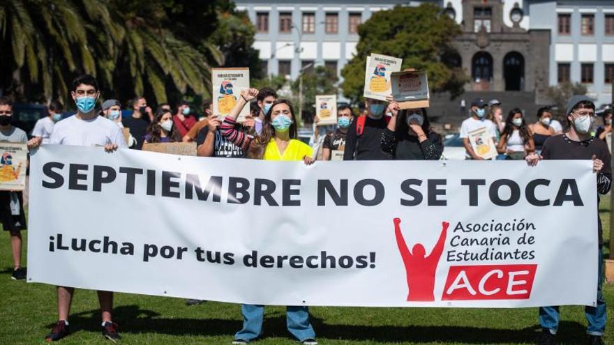 Estudiantes de la ULL en una manifestación contra la supresión de la tercera convocatoria de exámenes.