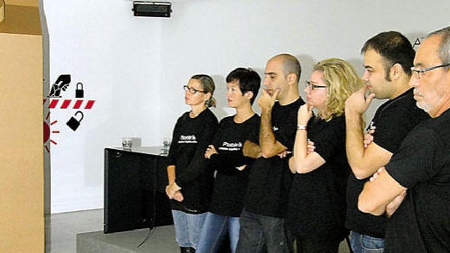 Raquel Zenker, en el centro de la imagen, ayer, en el CAAM junto a cinco de los fotógrafos participantes.