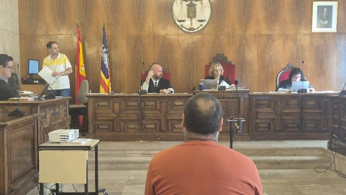 El acusado de violar al hermano pequeño de su amigo, este lunes durante el juicio en la Audiencia de Palma.