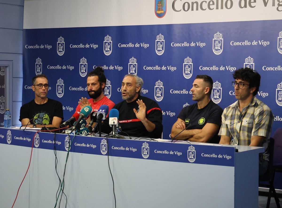 Rueda de prensa de los Bomberos de Vigo, este viernes, para denunciar su situación de precariedad.