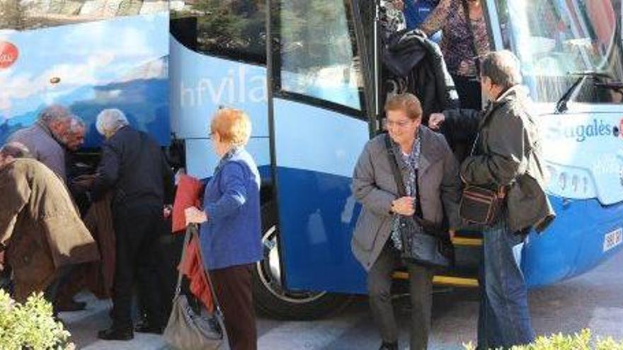 Un grupo de turistas del Imserso llegan a su hotel a bordo de un autobús de servicio discrecional.