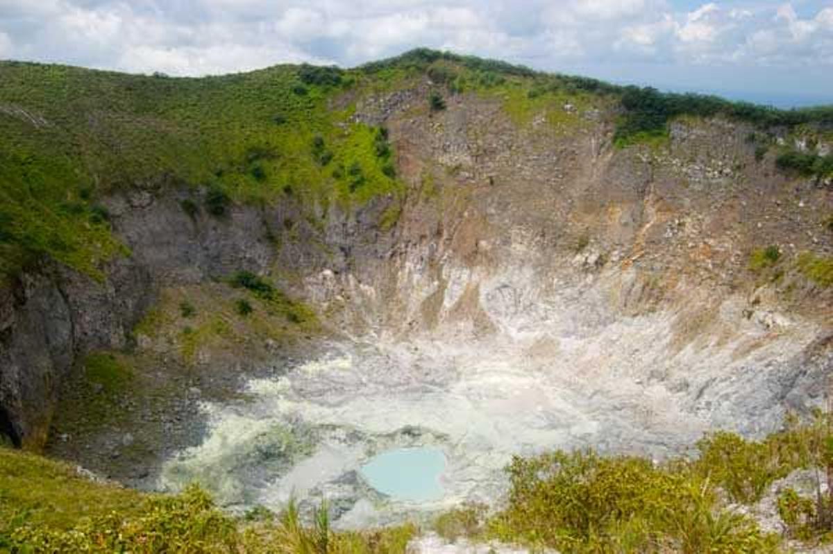 El Mahawu es uno de los volcanes activos que rodean la villa montañosa de Tomohon.