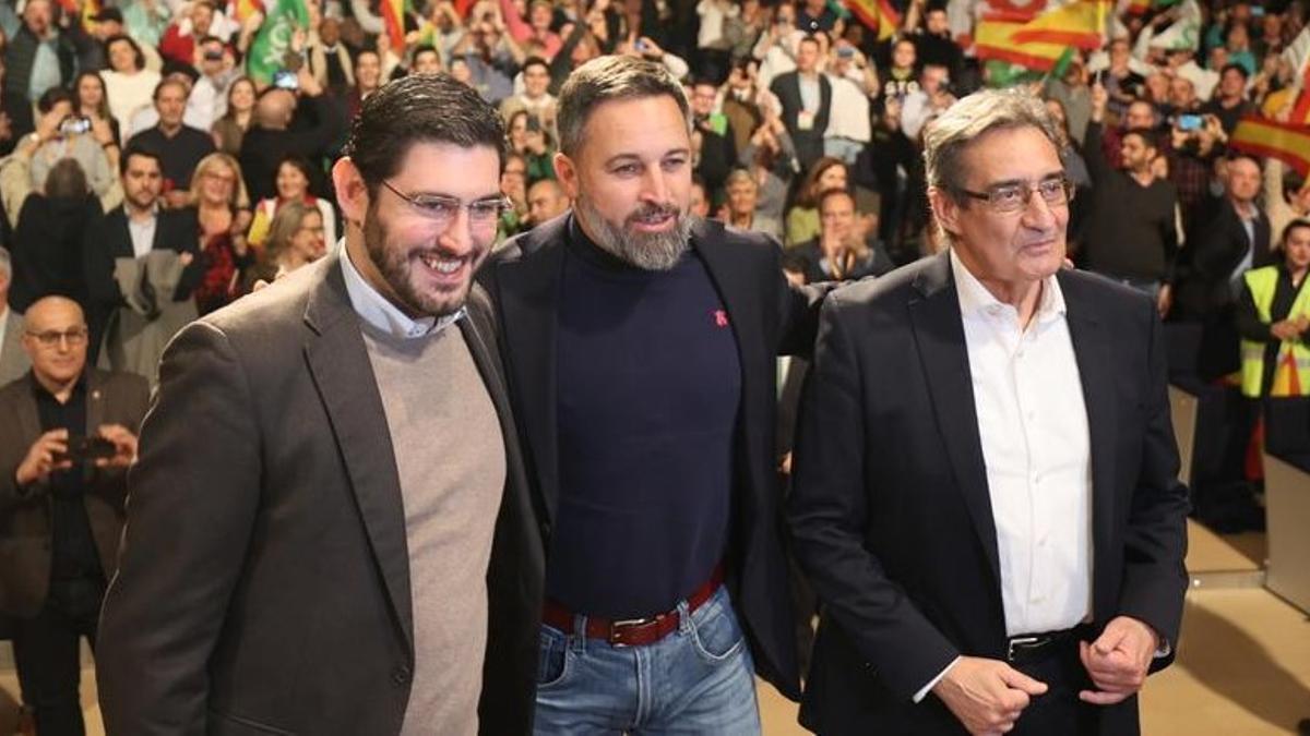 El líder de Vox en Aragón, Alejandro Nolasco; el presidente del partido, Santiago Abascal, y el concejal del Ayuntamiento de Zaragoza Julio Calvo, en un acto electoral en febrero