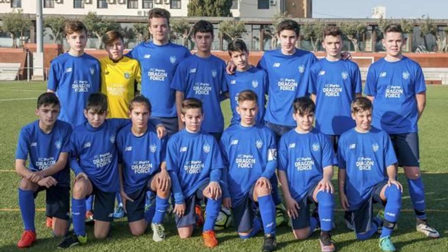 Jugadores y técnicos del infantil A del Dragon Force.