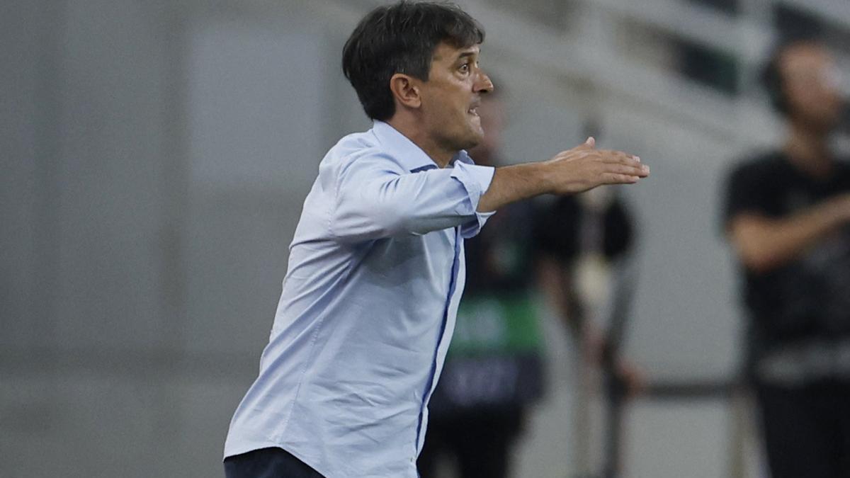 José Rojo Pacheta da órdenes durante el partido ante el cuadro griego.