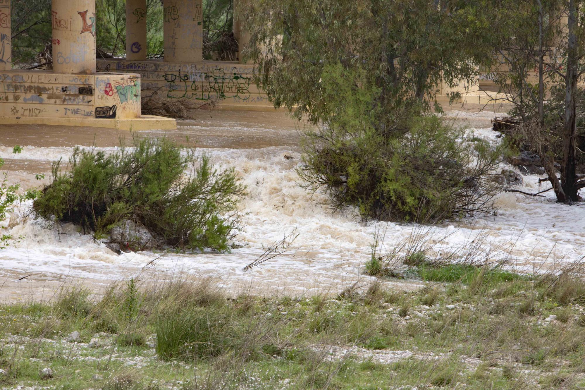 Las intensas precipitaciones han desbordado barrancos y cortado caminos en diferentes municipios de la comarca