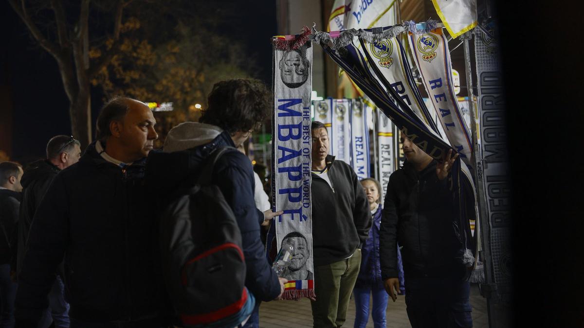 Bufandas de Mbappé del Real Madrid en los aledaños del Bernabéu