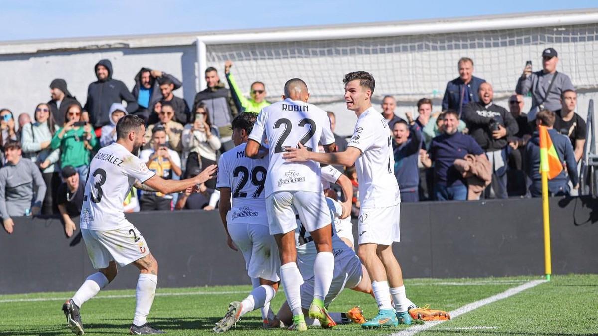 Los jugadores del Ceuta celebran un gol
