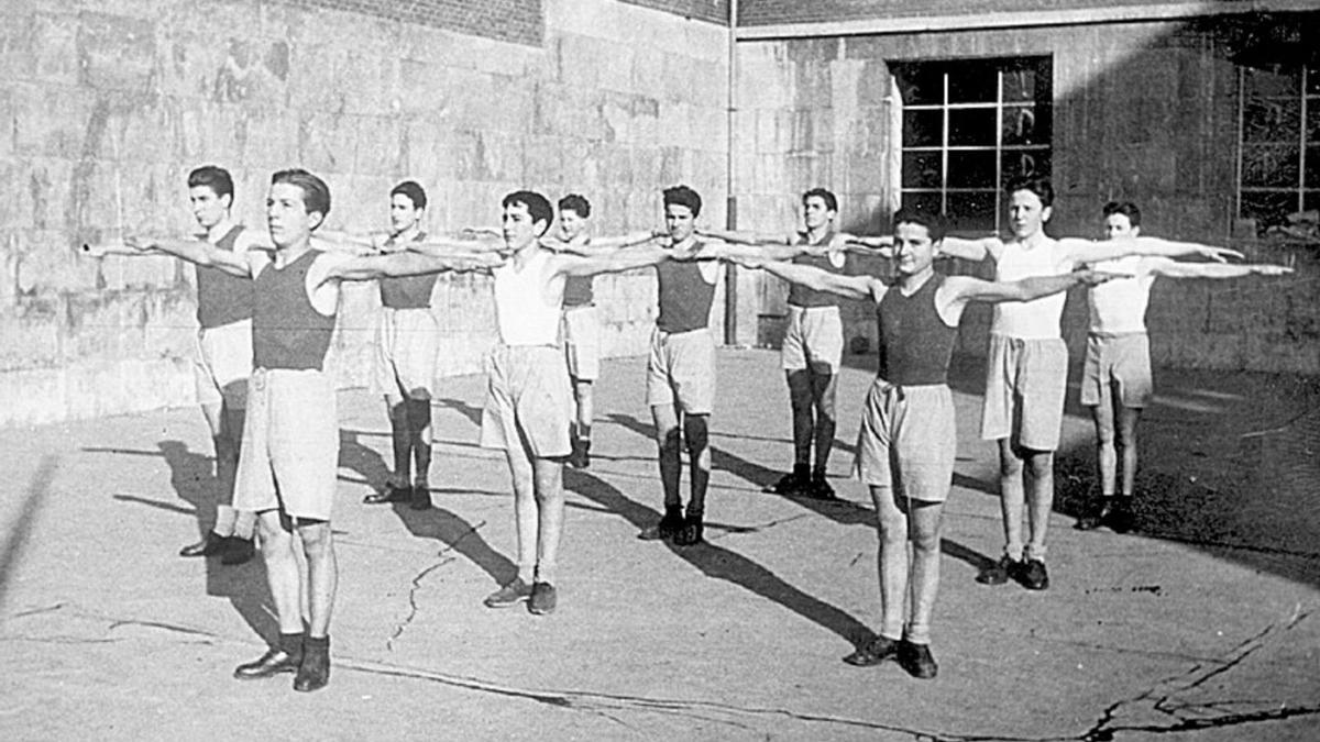 Alumnos del Institutu Alfonso II faen exerciciu nel patiu nuna imaxe tomada nos años cuarenta del sieglu pasáu. | LNE