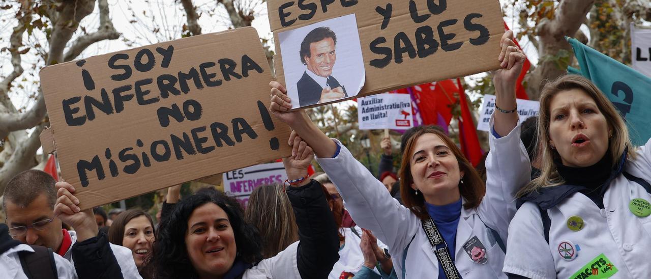 Protesta de enfermeras y empleados del ICS ante el Parlament