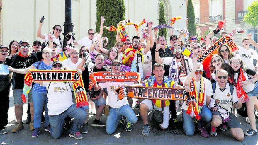 Aficionados del Valencia en la final de Sevilla de 2019. | F,CALABUIG