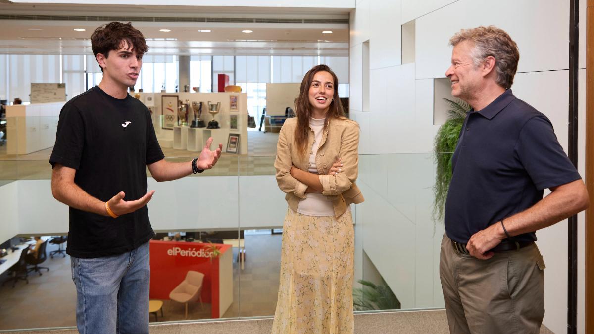 Paul McGrath, en SPORT junto a Joan Vehils y Iulene Servent