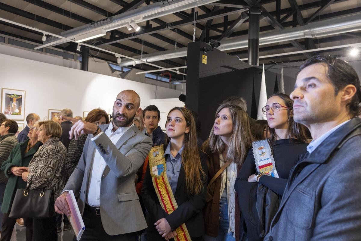 Un instante de la inauguración de la muestra este viernes, con presencia de distintas autoridades, entre ellas el alcalde de Torrevieja