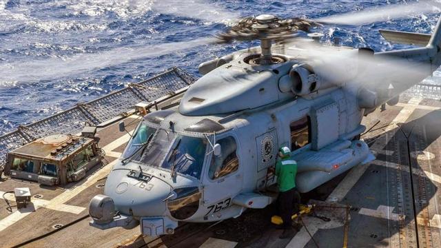 Un helicóptero en el 'USS Abraham Lincoln'.