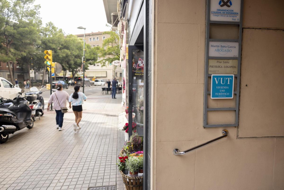 Una placa que anuncia una Vivienda de Uso Turístico (VUT) en el edificio Torresol, en Zaragoza.