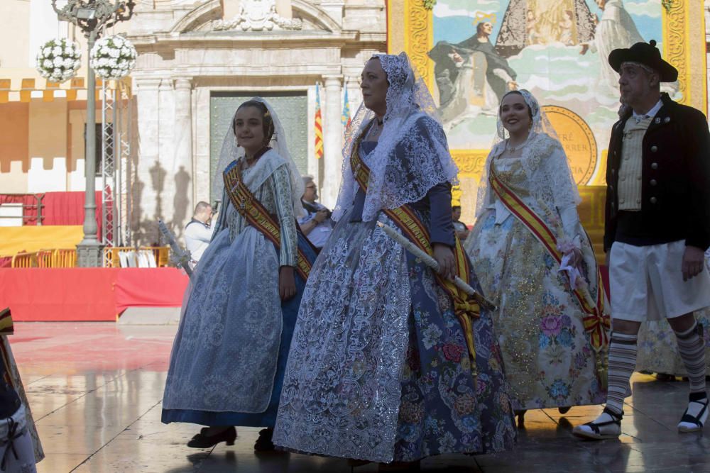 Desfile de las falleras mayores de las diferentes comisiones durante la procesión general de la Mare de Déu dels Desemparats.