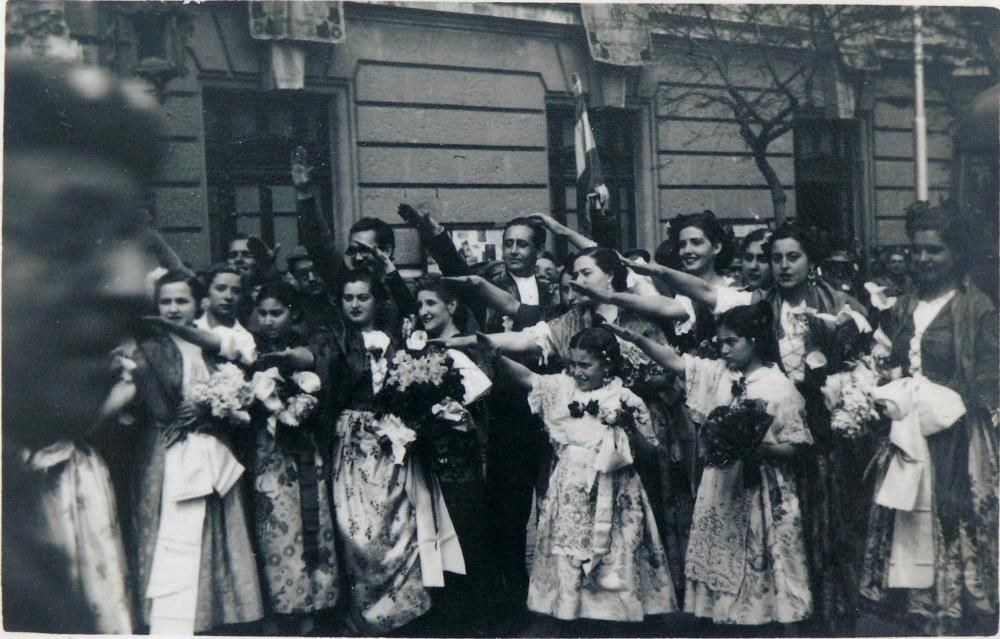 Valencianas celebrando el fin de la guerra. Valencia, abril de 1939.