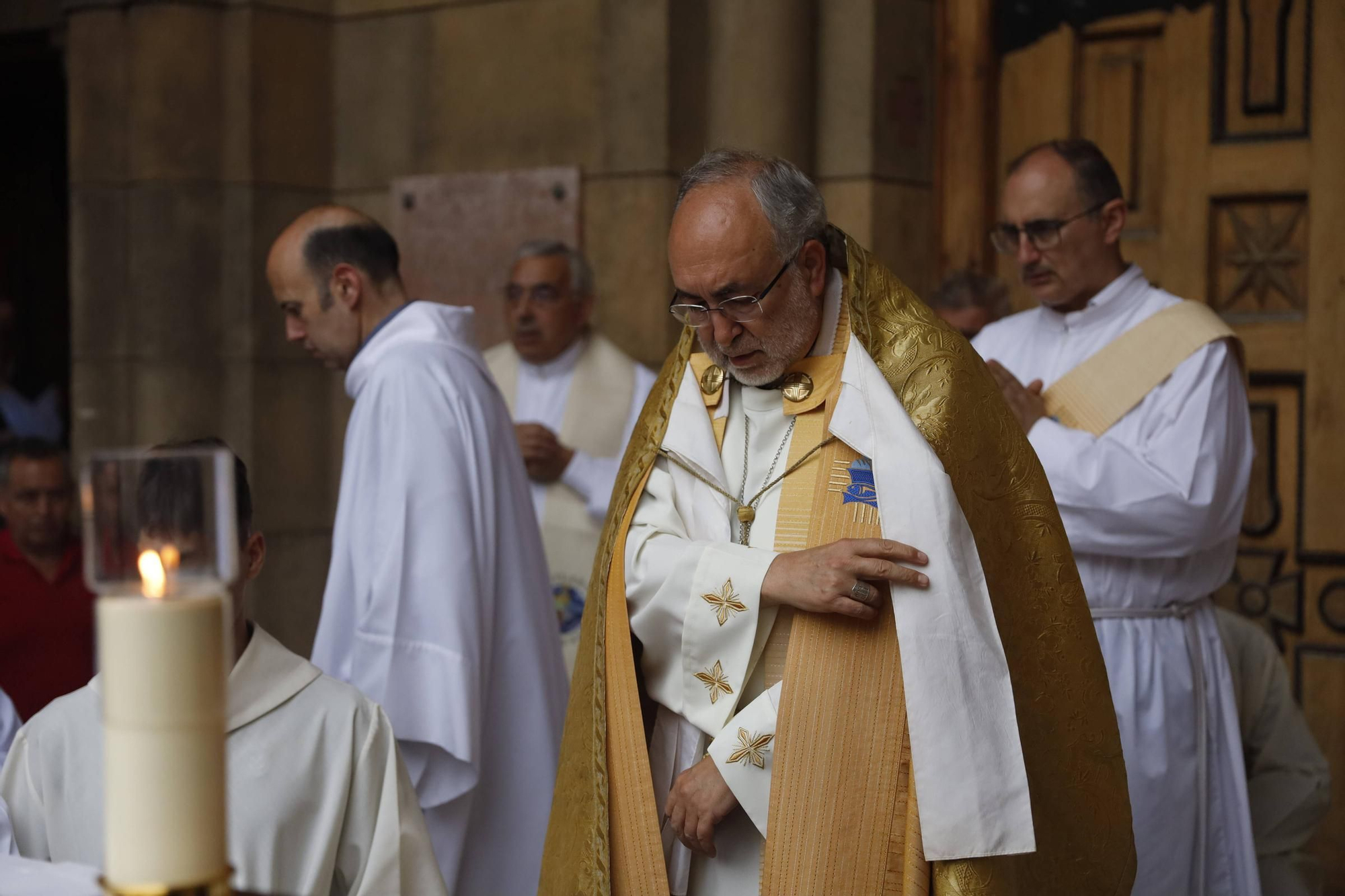 Pétalos, incienso, niños... así fue la procesión del Corpus Christi en Gijón (en imágenes)