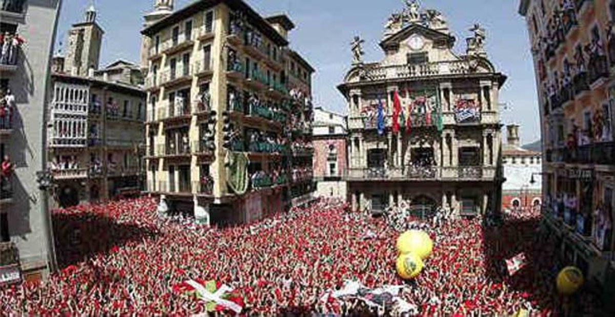 Miles de personas festejan con sus pañuelos alzados el inicio de las fiestas de  San Fermín 2015.