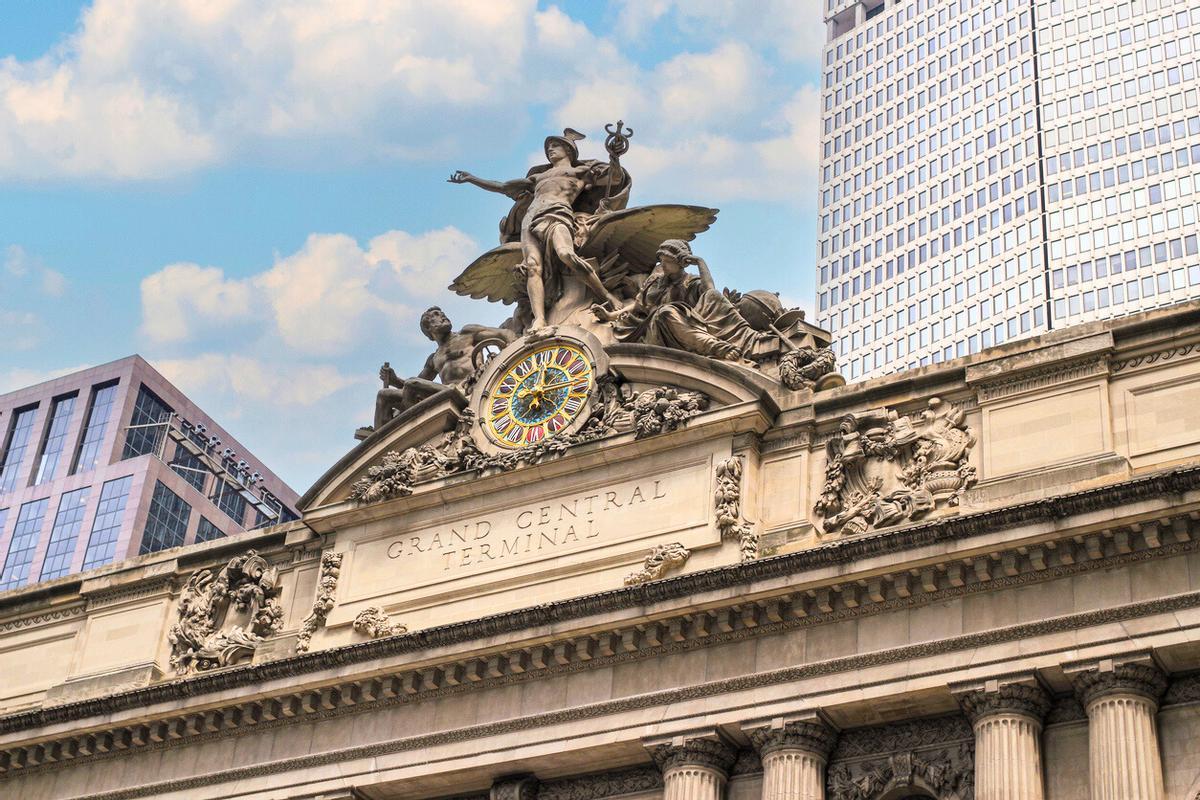 El maravilloso reloj de Tiffany's coronado por la escultura "Transporte"