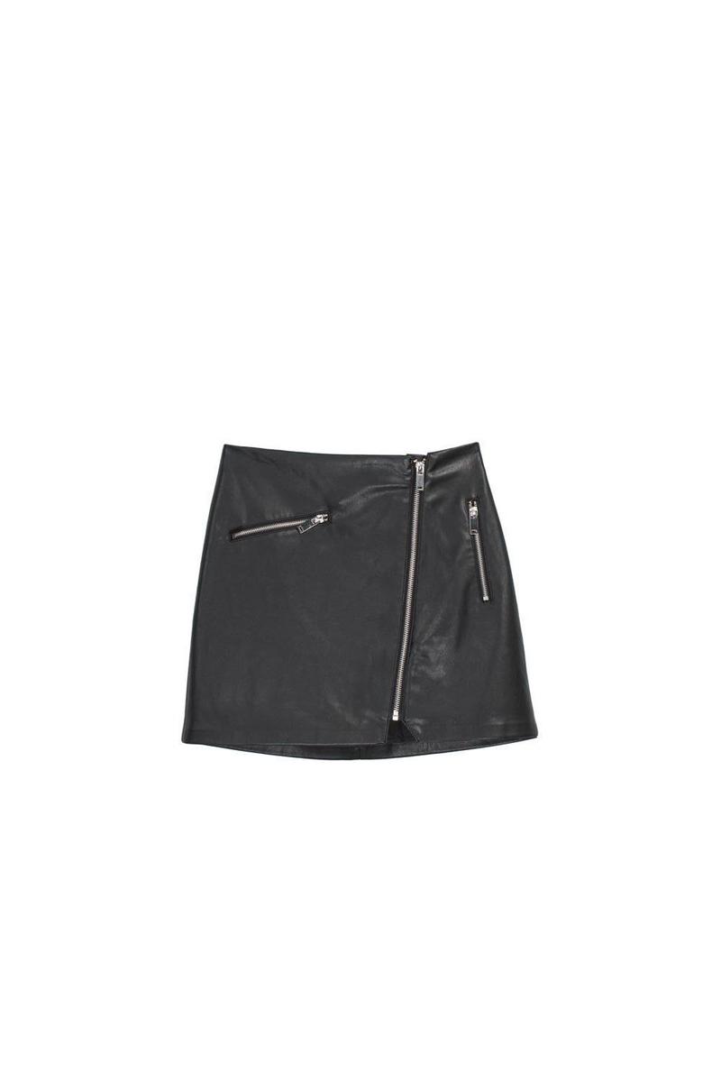 Minifalda negra de piel con cremallera.  (Precio: 20,79 euros)