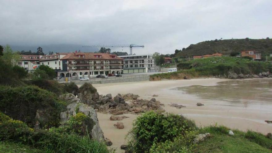 El hotel Kaype y el nuevo edificio a demoler, en primera línea de la playa de Barru, en Llanes.