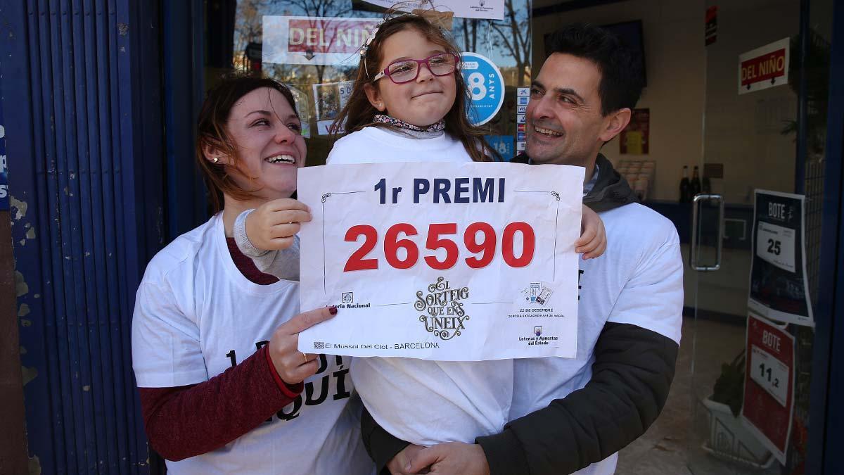 Parte del gordo de la lotería de Navidad de 2019 ha tocado en Barcelona, en la calle de Guipuzcoa, 2