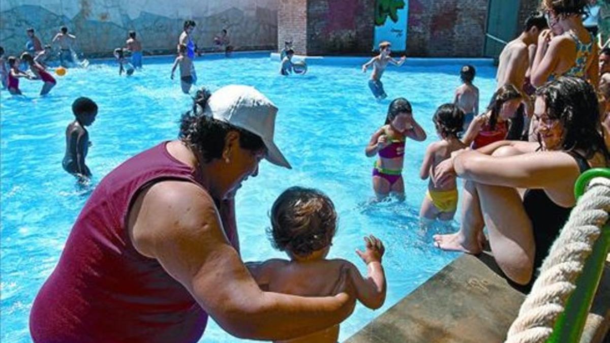 Torre de les Aigües 8 Niños bañándose en la playa del Eixample, la semana pasada.