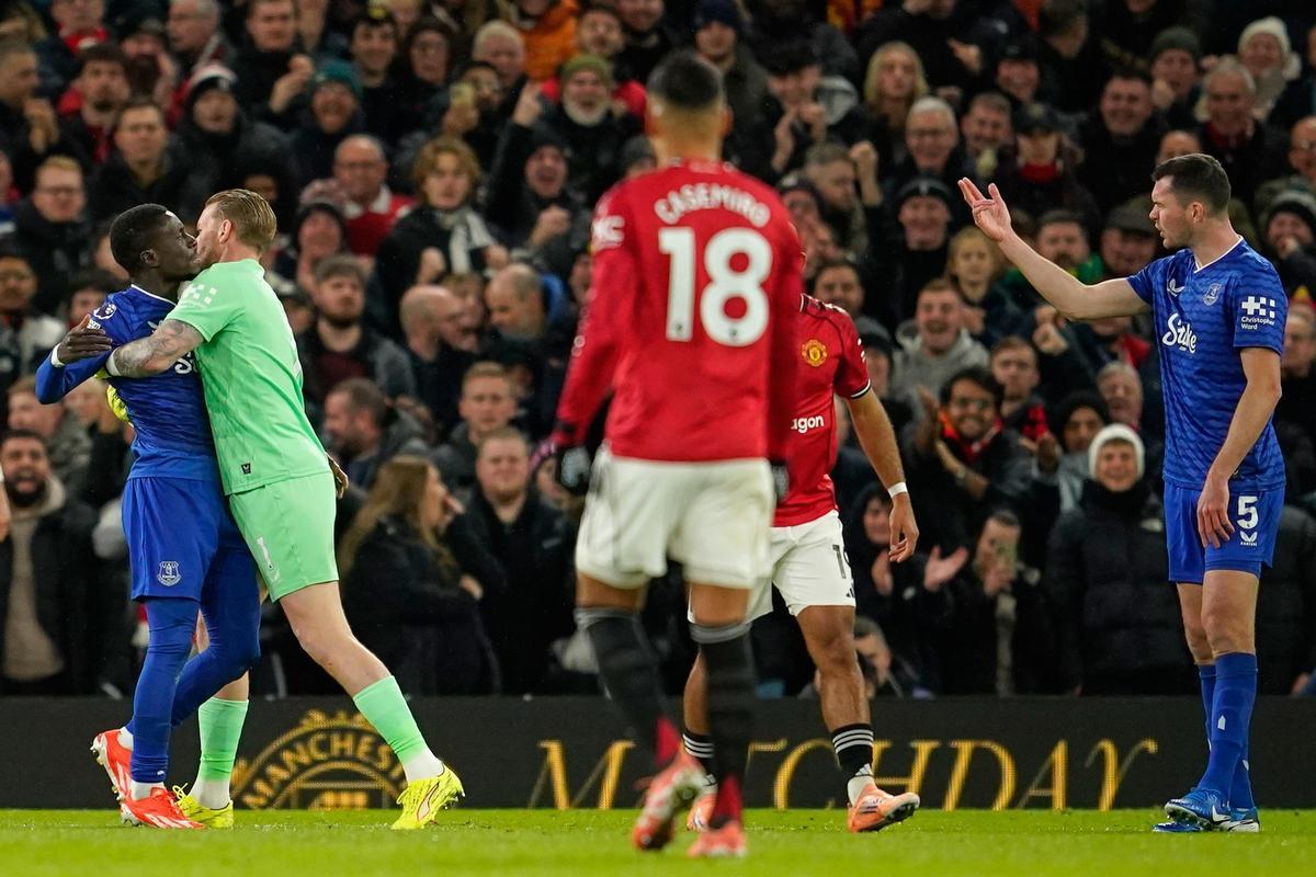 Pickford tuvo que sostener a un Gueye que dejó a su equipo con diez